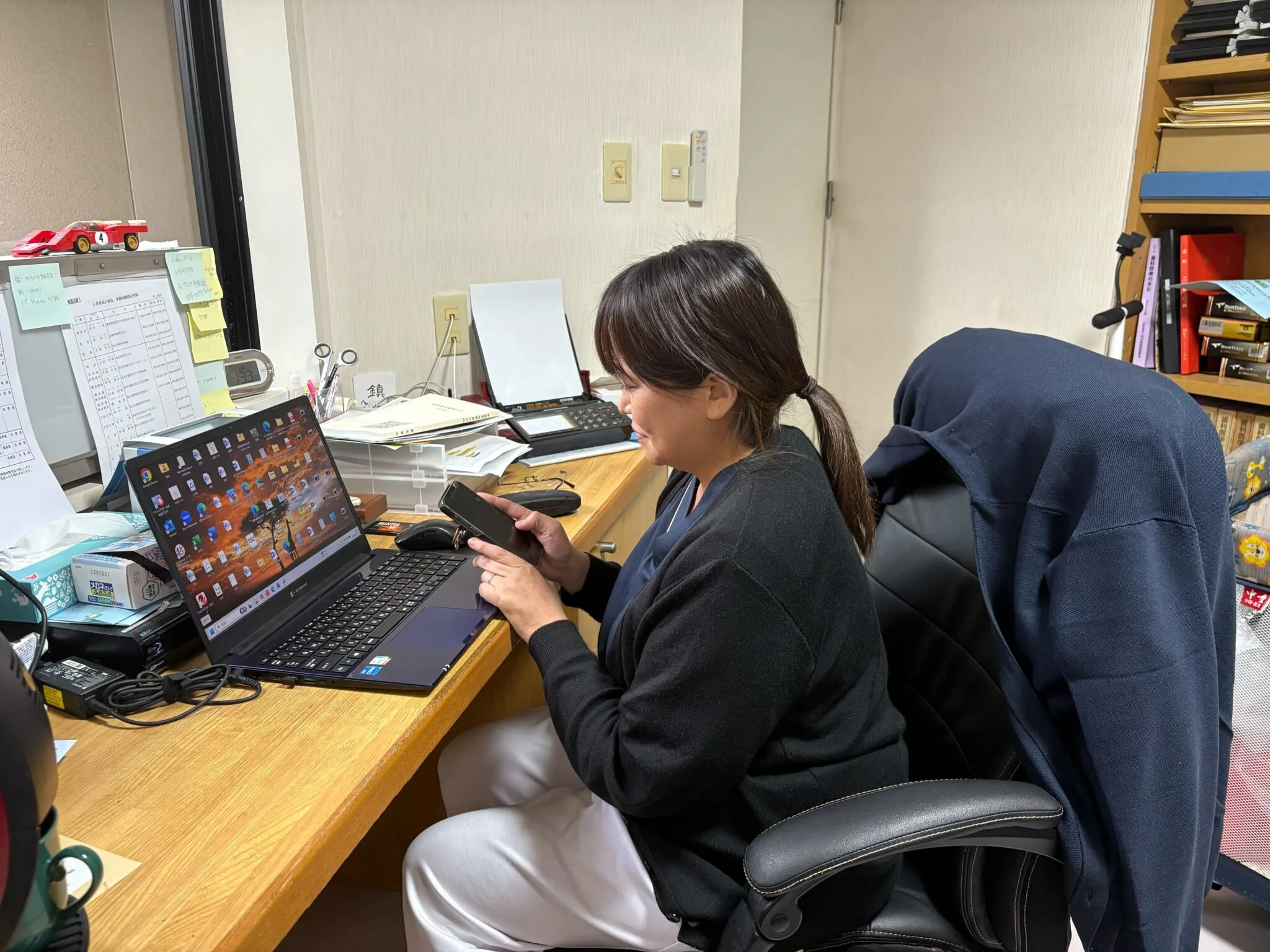 鮎美さんはいつもこのデスクでZOOMでの打ち合わせをし、SNS投稿などを行っていたとのこと