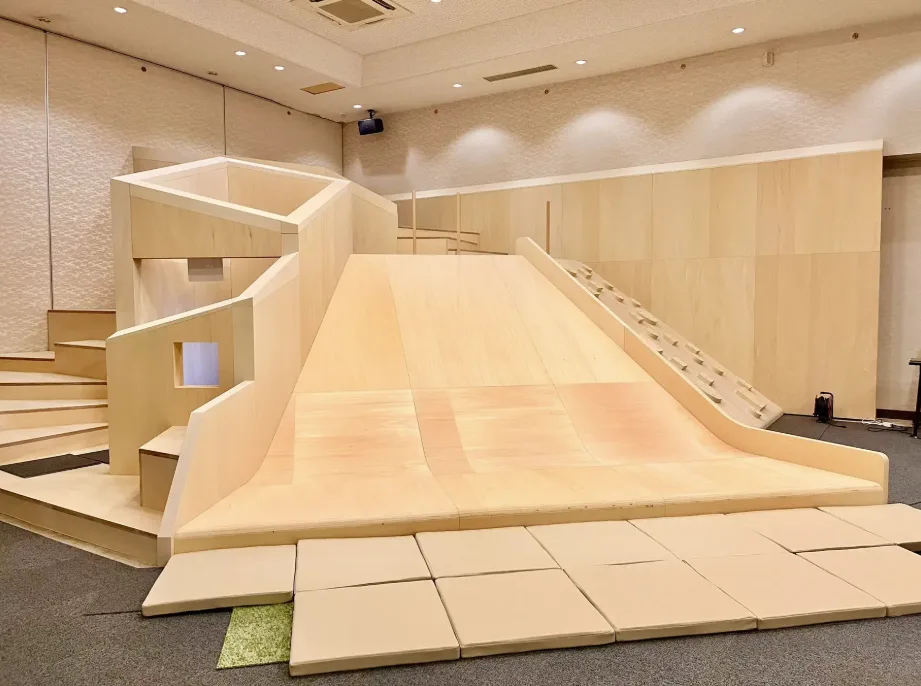 施設内にある木製滑り台